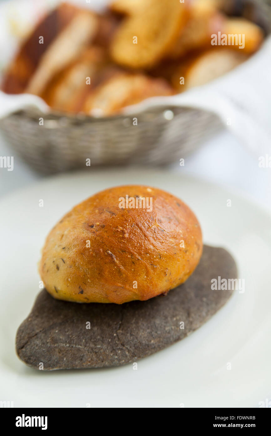 frisch gebackenes Gourmet-Vorspeise Brot auf dem heißen Stein Stockfoto