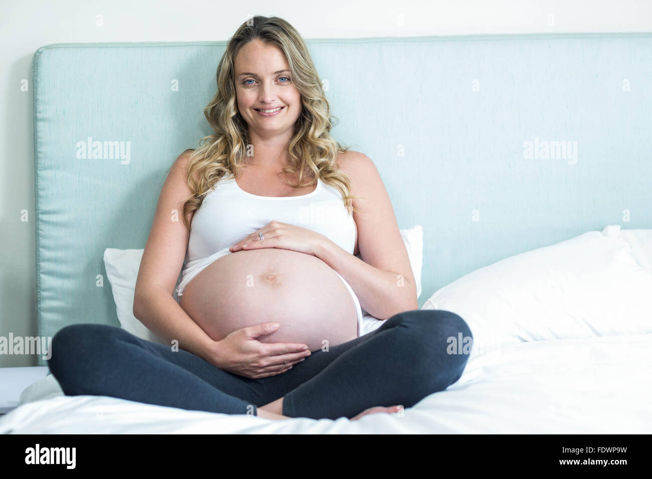 Schwangere Frau ihren Bauch berühren. Stockfoto