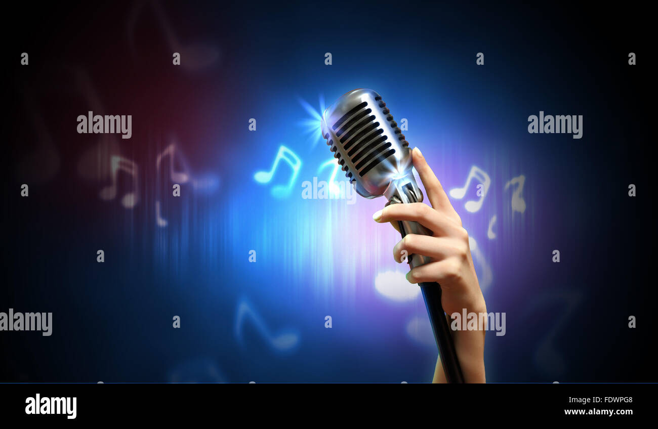 Retro-Mikrofon vor einem dunklen Hintergrund mit Noten Stockfoto