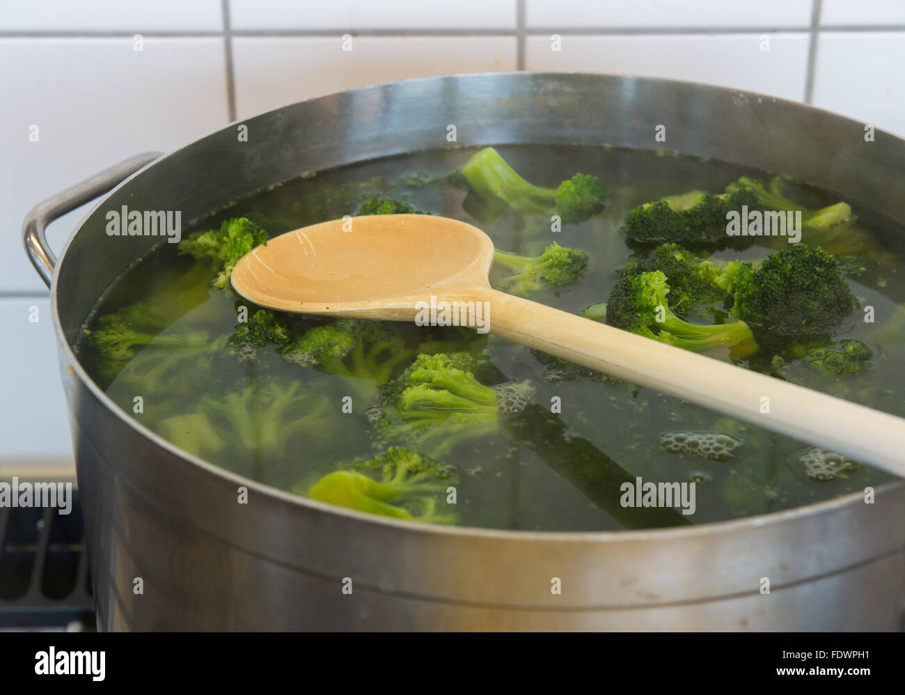 Berlin, Deutschland, Topf mit Brokkoli in der Küche eine Kantine Stockfoto