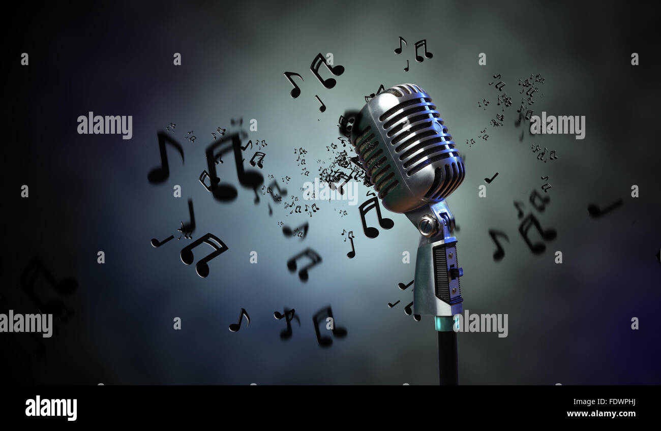 Retro-Mikrofon vor einem dunklen Hintergrund mit Noten Stockfoto