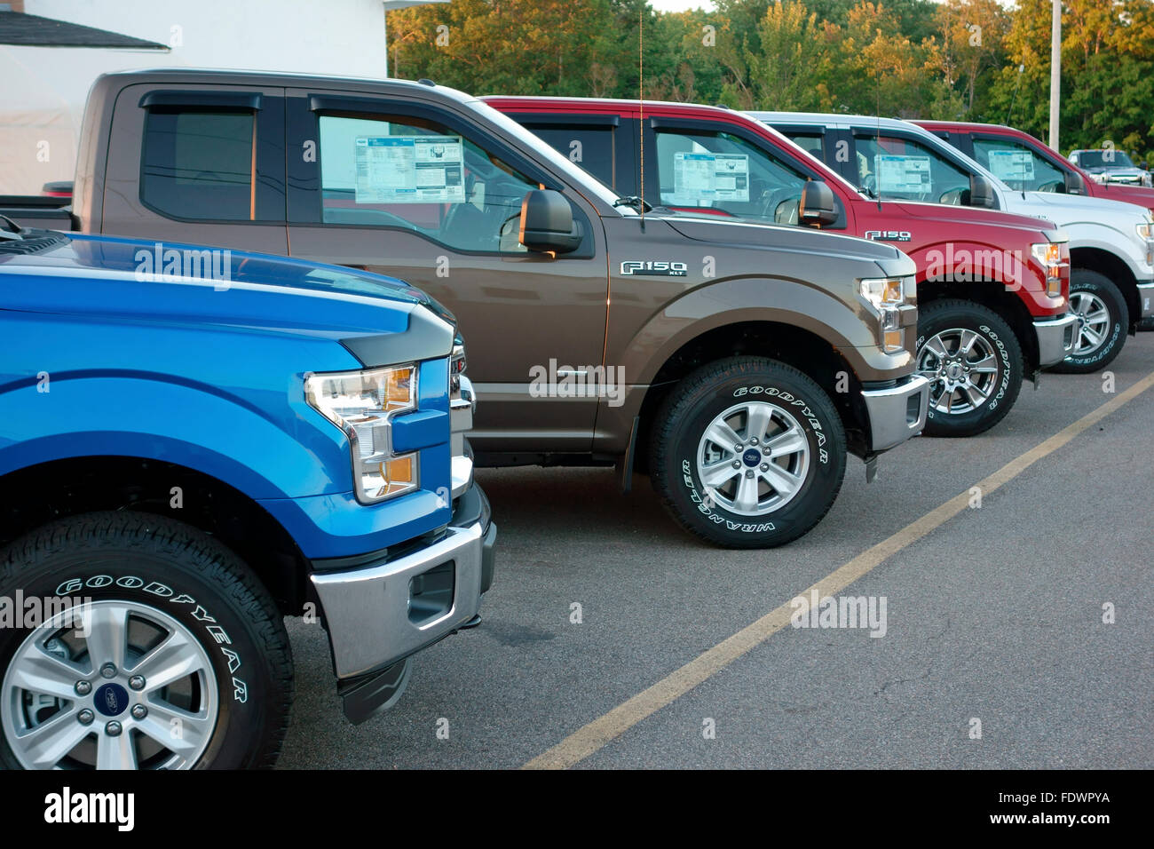 2016 neue Ford-LKW für den Verkauf auf einem Auto Händler viel Stockfoto