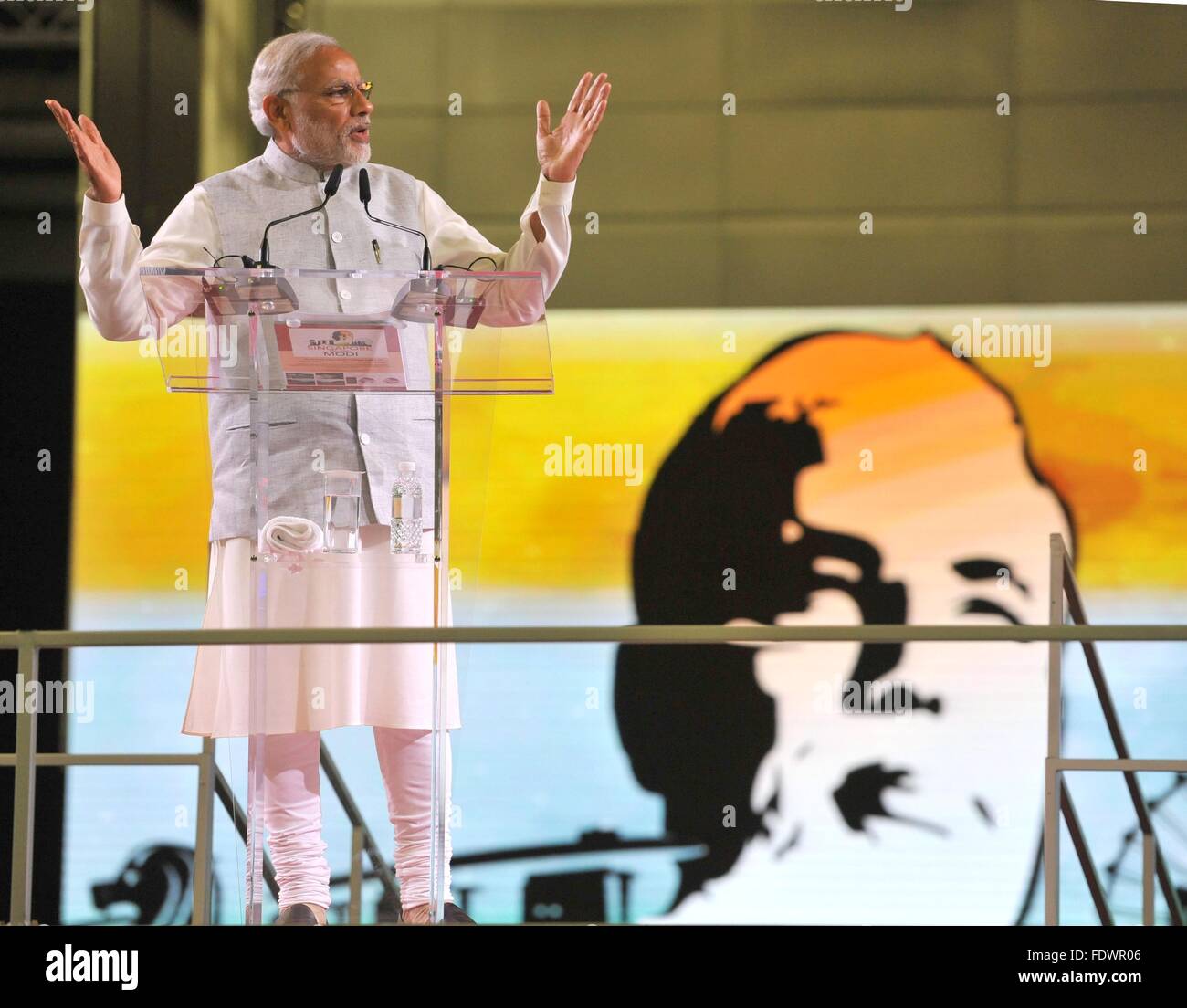 Der indische Premierminister Narendra Modi Adressierung der Versammlung auf der indischen Gemeinschaft Rezeption Veranstaltung in Singapore Expo 24. November 2015 in Singapur. Stockfoto