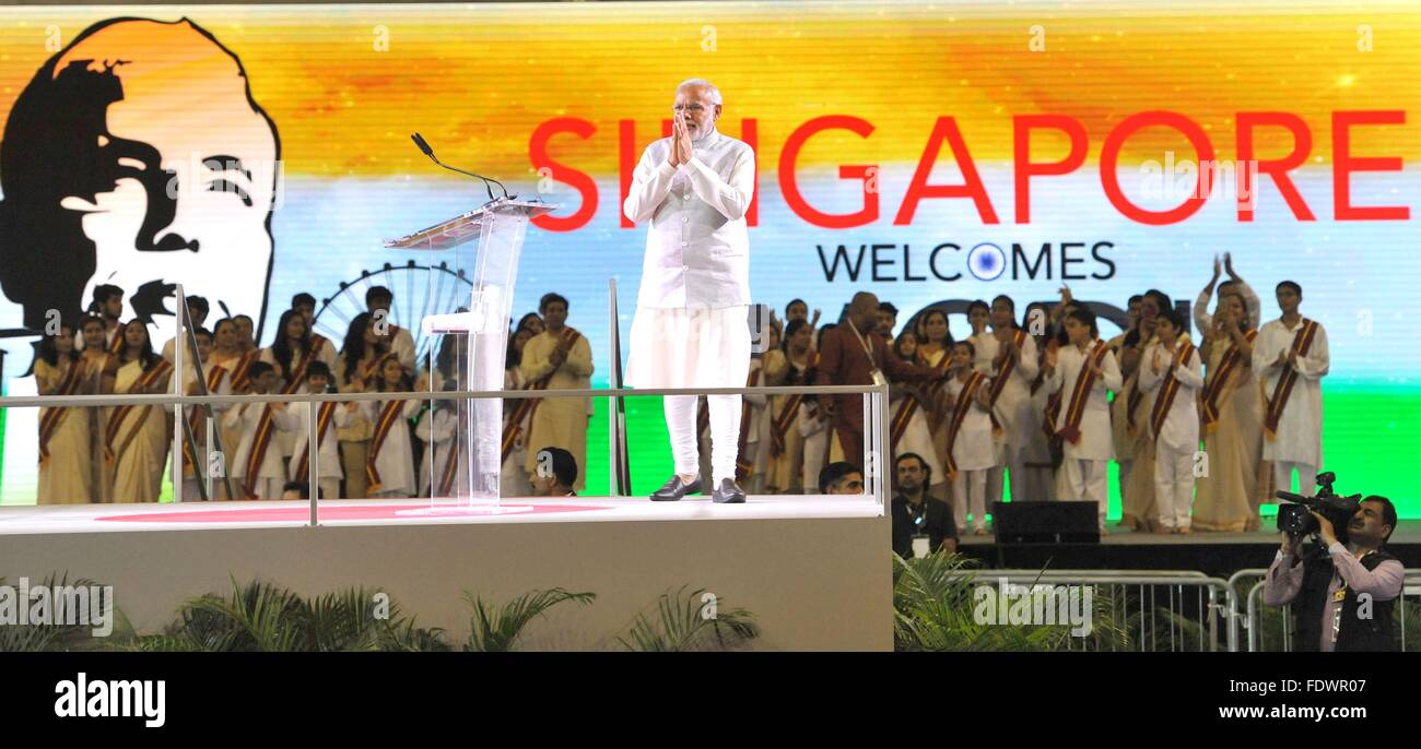 Der indische Premierminister Narendra Modi Adressierung der Versammlung auf der indischen Gemeinschaft Rezeption Veranstaltung in Singapore Expo 24. November 2015 in Singapur. Stockfoto