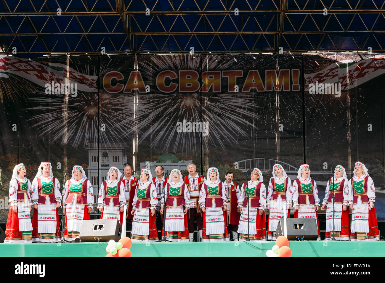 Gomel, Weißrussland - 9. Mai 2015: Unbekannte Frauengruppe in nationale Kleidung zur Feier des 70. Jahrestages der Befreiung des werden Stockfoto