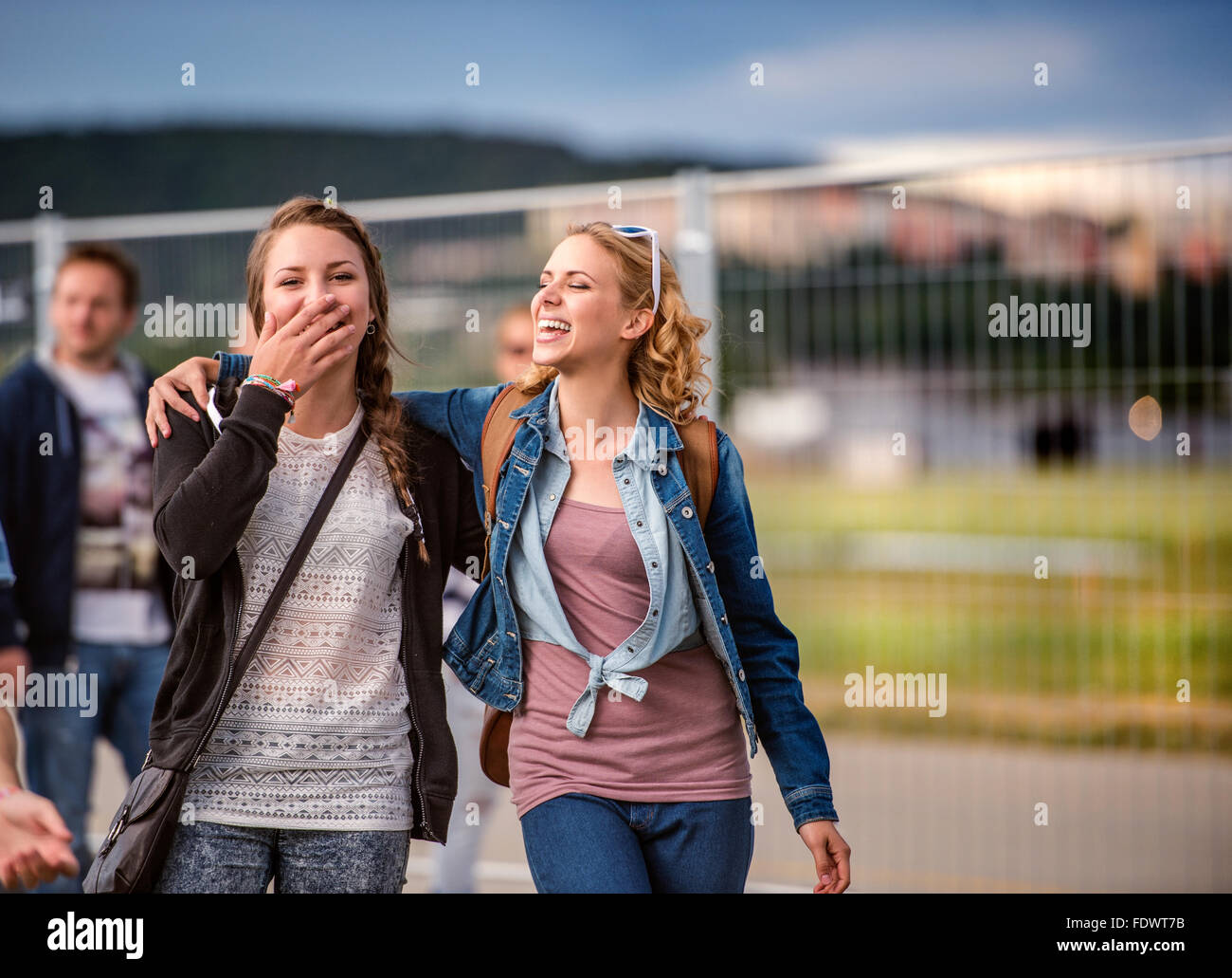 Jugendliche beim Sommerfest Stockfoto