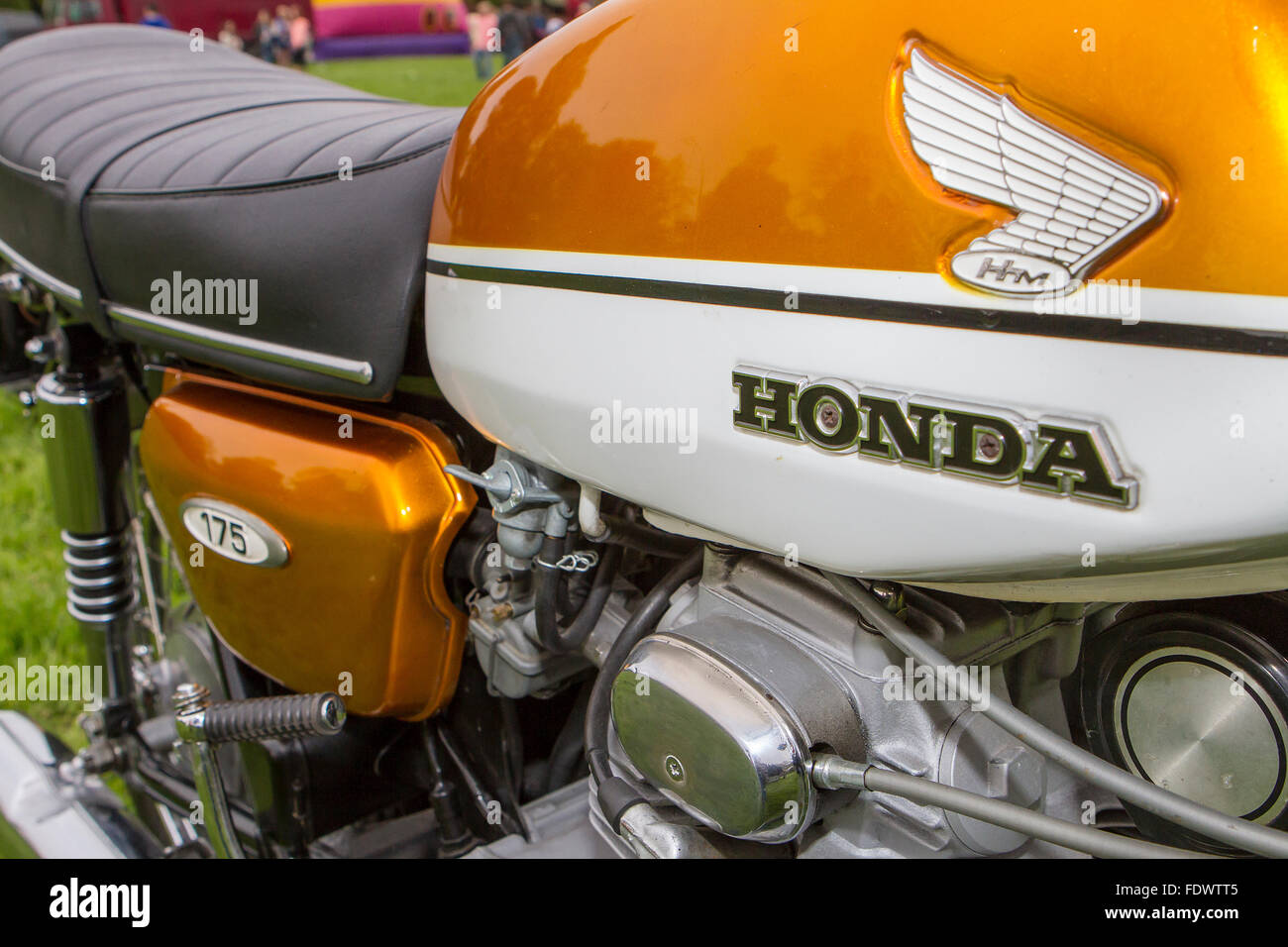 Nahaufnahme von der Seite des Goldes, 1971 Honda cb175 Motorrad Stockfoto