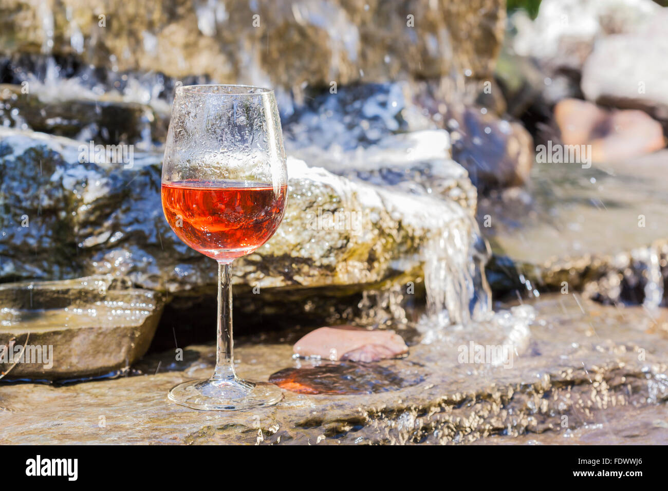 Wein im Wasserfall gekühlt, während der Pause wandern Stockfoto