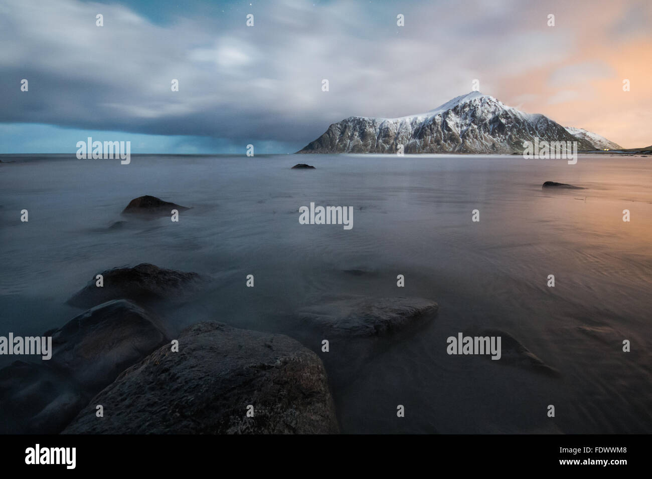 Mondschein Skagsanden Strand in Flakstad Lofoten Inseln, Norwegen Stockfoto