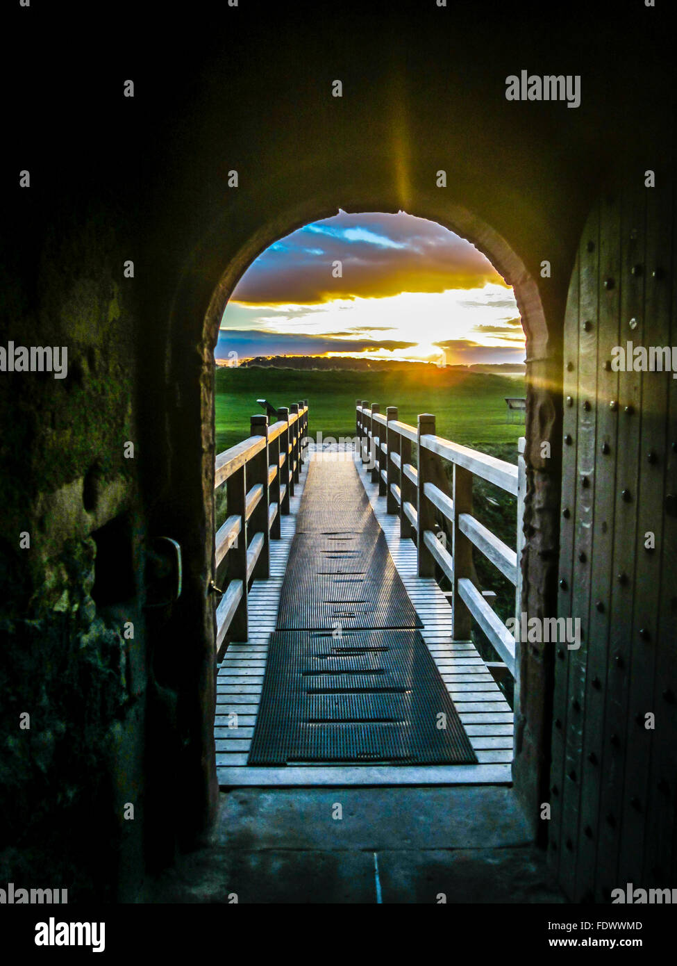 Blick aus Tantallon Castle Haupteingang bis zum Sonnenuntergang. Stockfoto