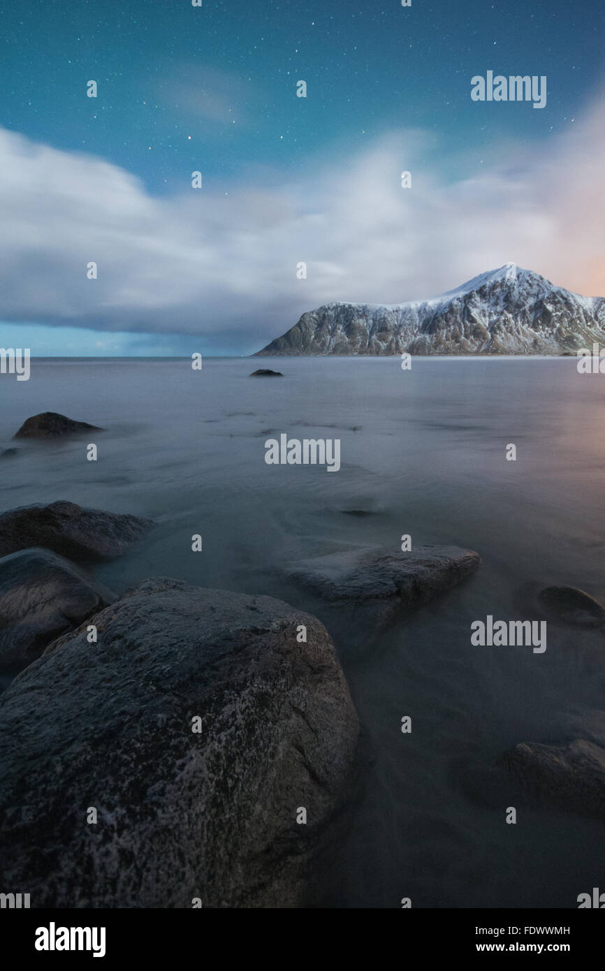 Mondschein Skagsanden Strand in Flakstad Lofoten Inseln, Norwegen Stockfoto