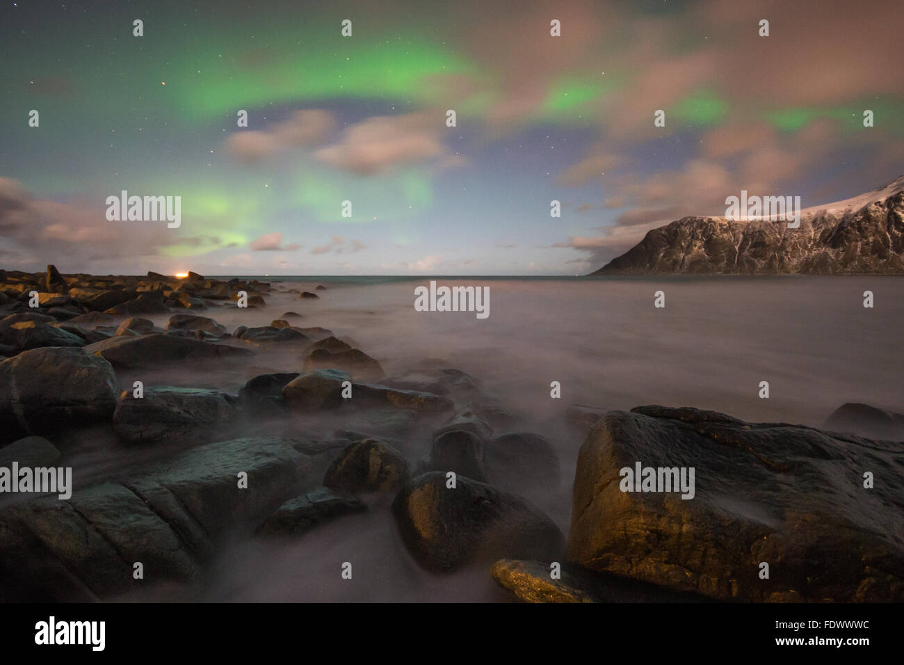 Die Aurora Borealis - Polarlichter über Skagsanden, Flakstad, Norwegen Stockfoto