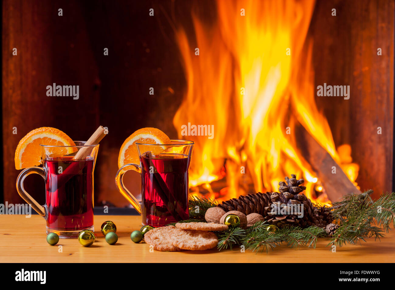 Speisen und Getränke am Kamin im winter Stockfoto