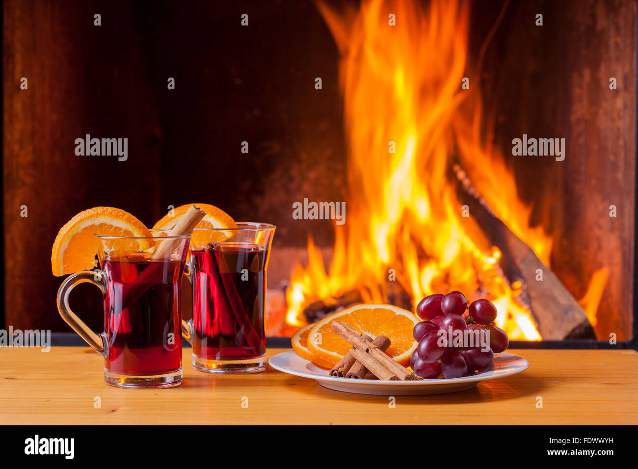 Speisen und Getränke am Kamin im winter Stockfoto