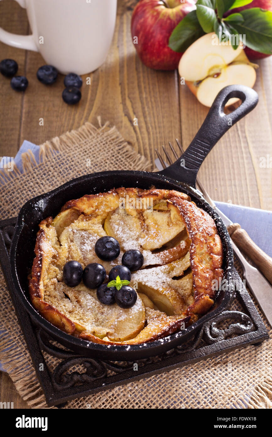 Dutch baby-Pfannkuchen mit Apfel und Zimt und frischen Blaubeeren ...