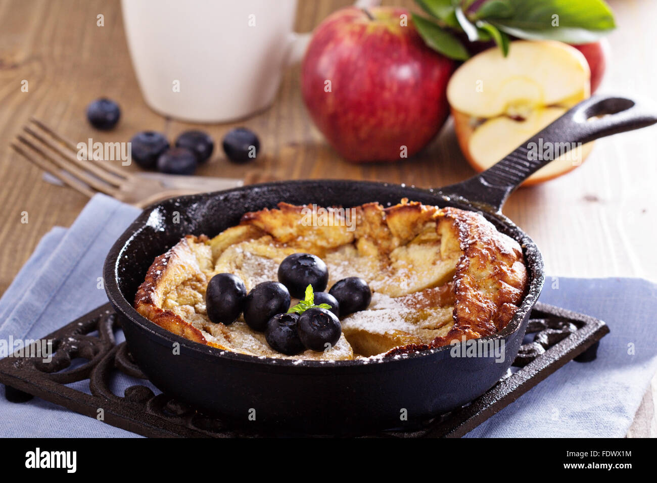 Dutch baby-Pfannkuchen mit Apfel und Zimt und frischen Blaubeeren ...