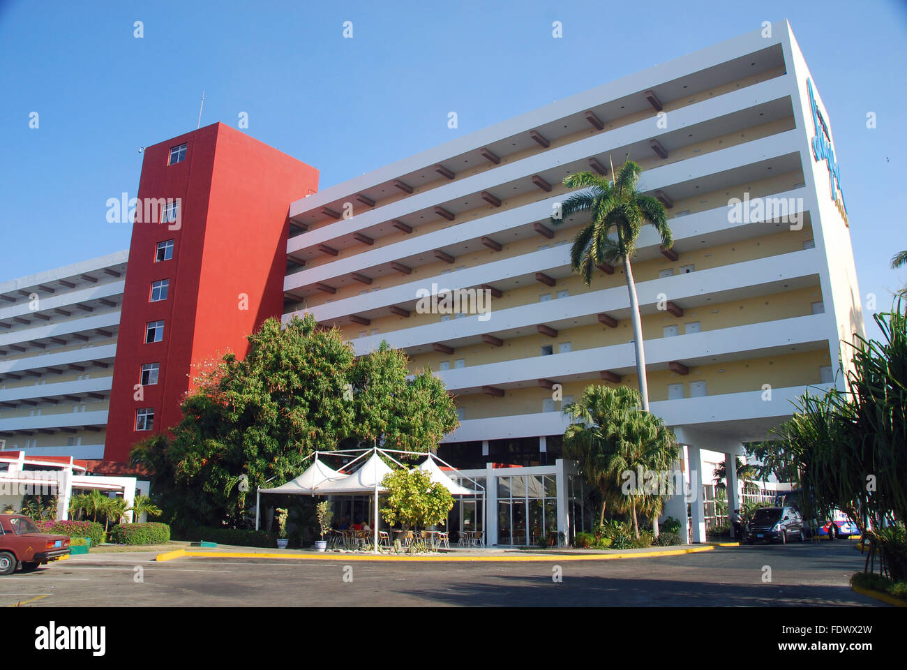 Vor dem Hotel Jagua in Cienfuegos, Kuba. Stockfoto