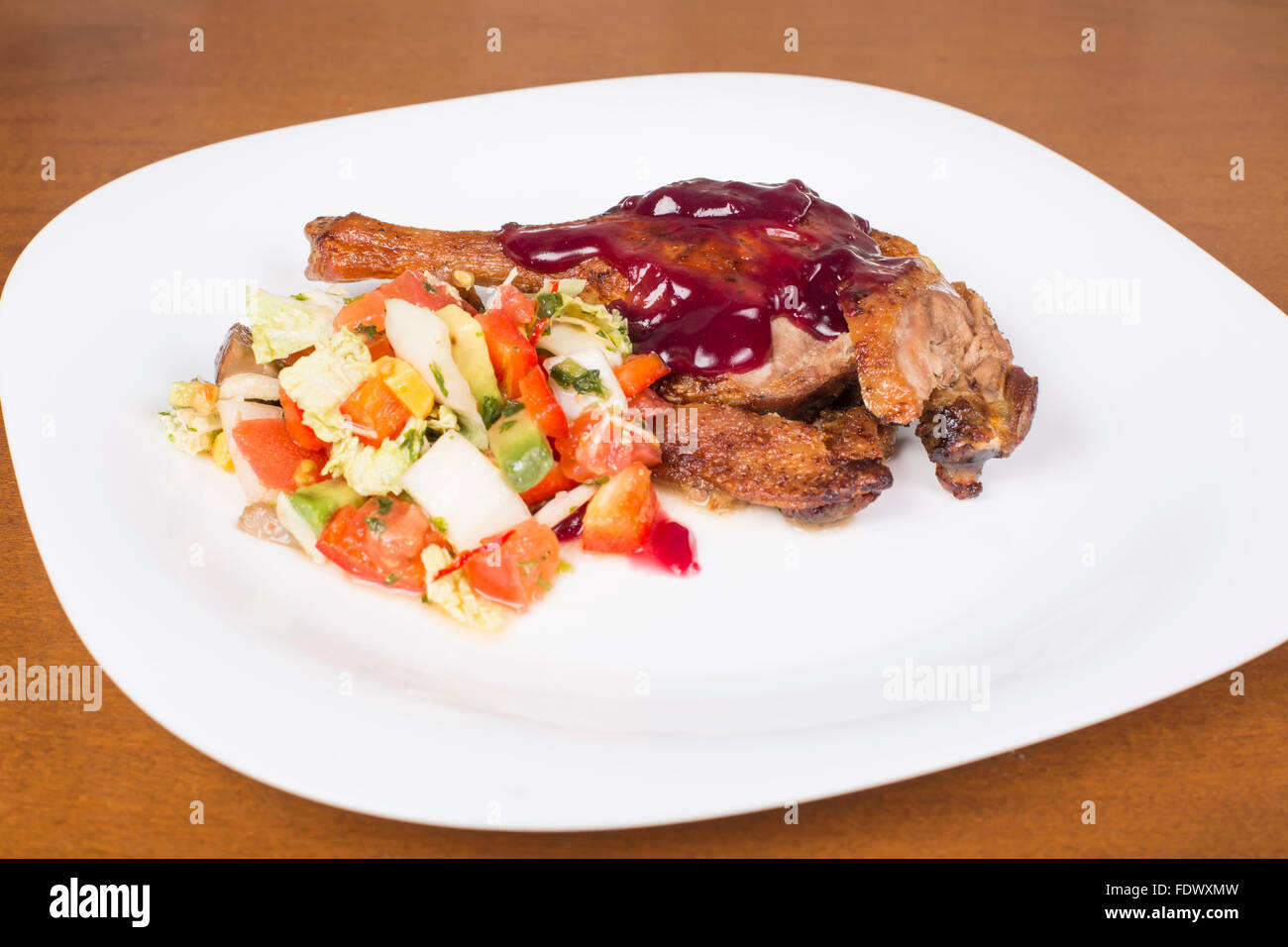 Ganzes Bein geröstete Ente mit Himbeer-Sauce und Salat Stockfotografie ...