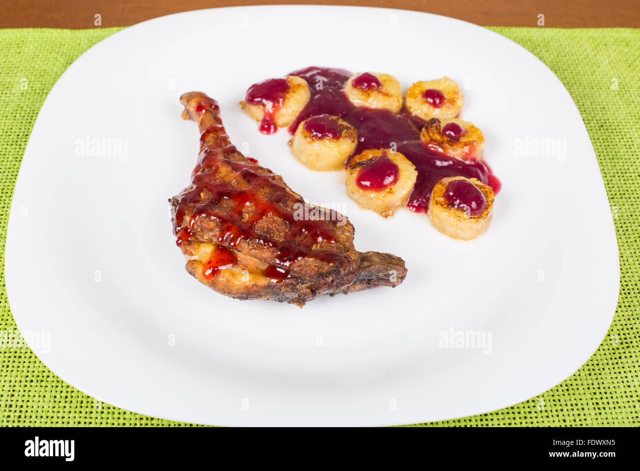 Gebratene Hähnchenschenkel mit Himbeersauce und gebratene Bananen ...