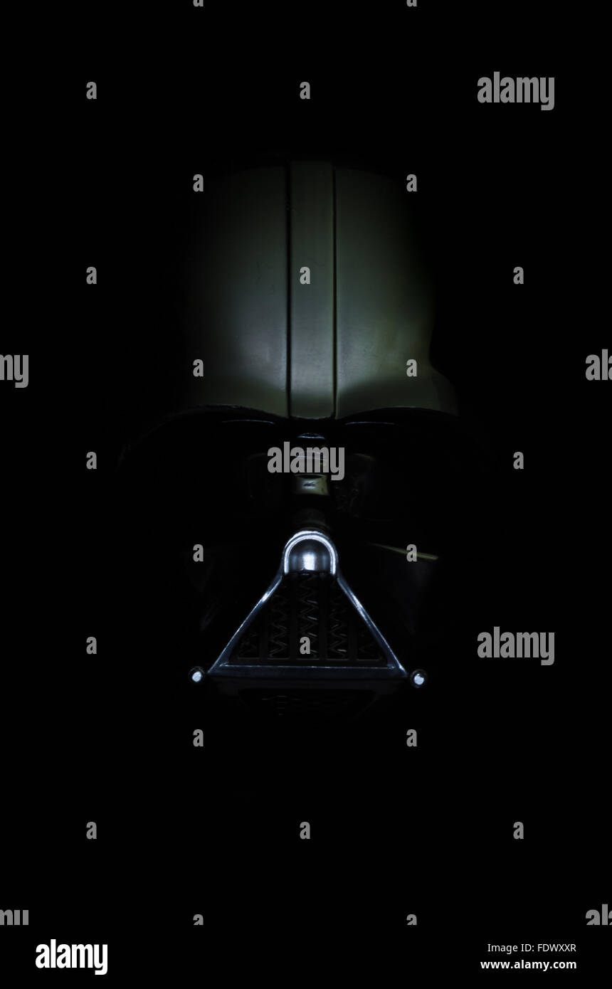 Darth Vader. Ein Bild von seinem Helm sorgfältig beleuchtet, um eine dunkle, düstere, die aus den Schatten das Gefühl zu geben. Stockfoto