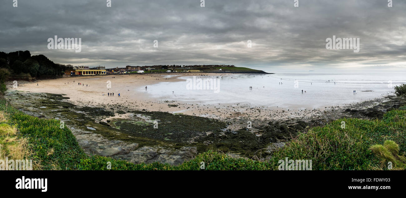 Ein großer Multi Stich Panorama-Bild von Barry Island außerhalb der Saison mit Hunden am Strand. Stockfoto