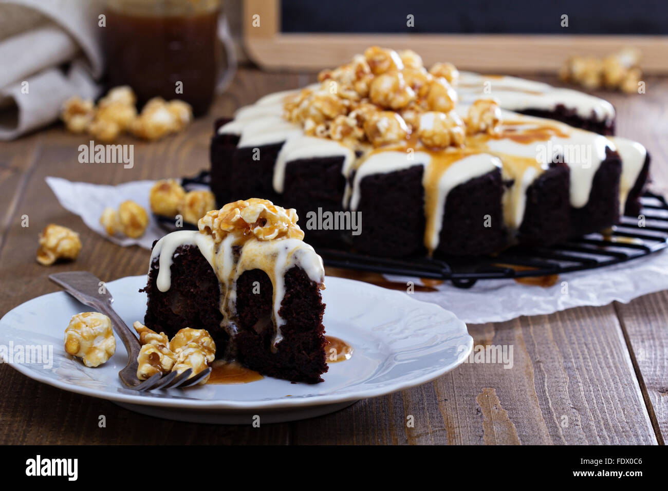 Schokoladen-Ingwer-Birne Kuchen mit Frischkäse-Glasur und Caramel-topping  Stockfotografie - Alamy