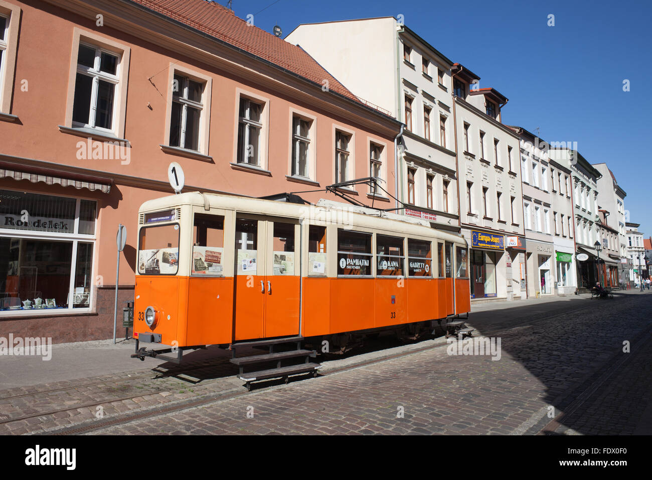 Polen, Bydgoszcz, Altstadt, historische Straßenbahn mit Touristeninformation und souvenirs Stockfoto