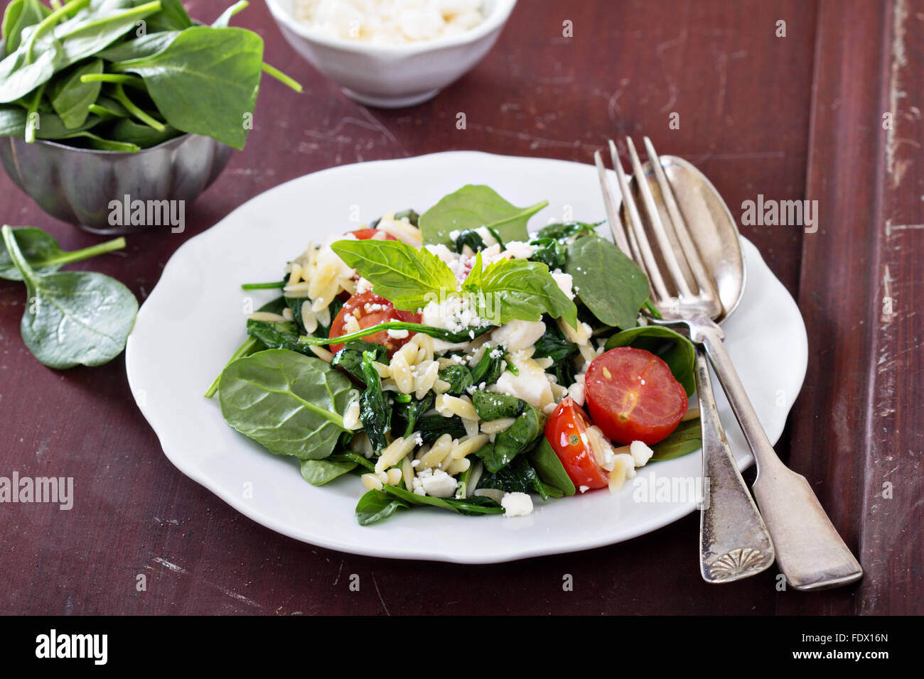Nudelsalat mit Orzo, Spinat, Tomaten und feta Stockfotografie - Alamy