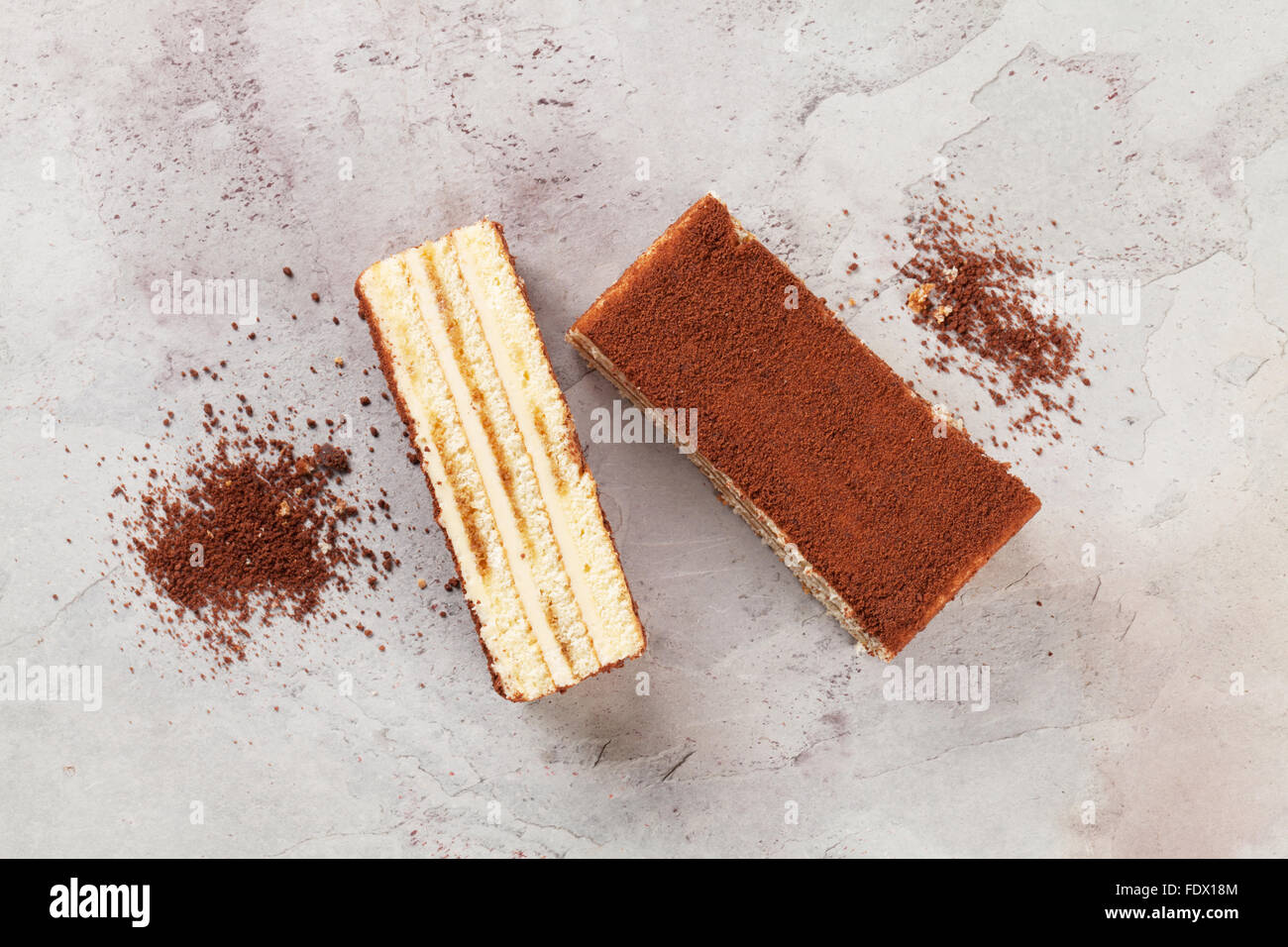 Tiramisu Dessert am Steintisch. Ansicht von oben Stockfoto