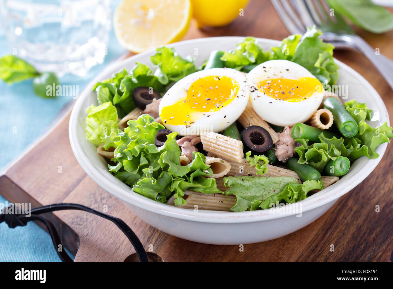 Salat mit Gemüse, Nudeln, Thunfisch und gekochtes Ei Stockfoto