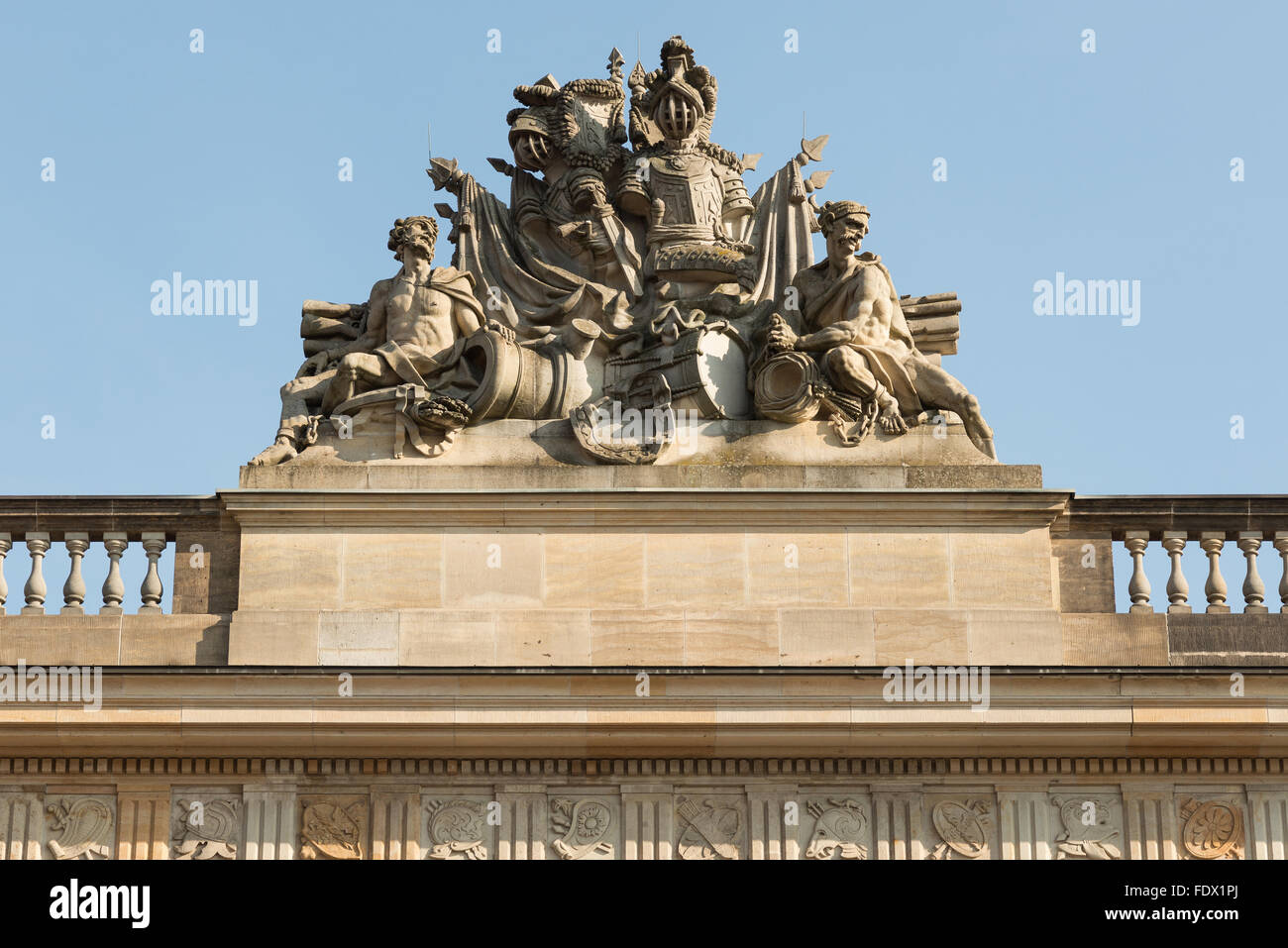 Berlin, Deutschland, Skulpturen auf dem Dach des Zeughauses des deutschen historischen Museums Stockfoto