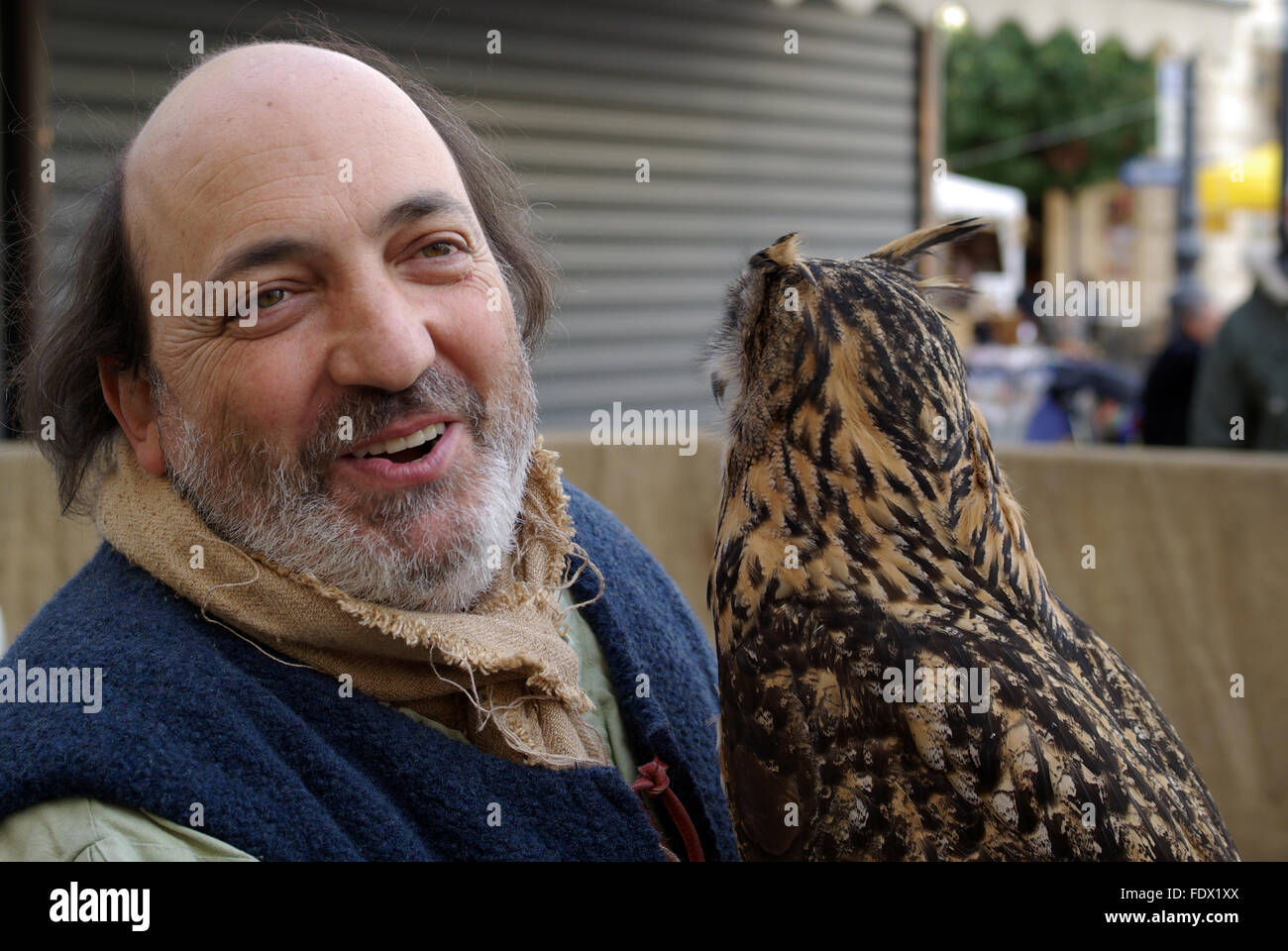 Patrizio Merelli - Falconer der italienischen Föderation historische Spiele in einer Performance-Demonstration der Ausbildung der Uhu Stockfoto