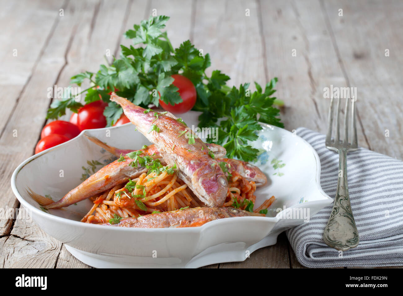 Spaghetti mit Meerbarben Sauce Stockfoto