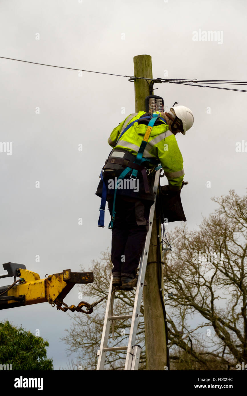 British Telecom Ingenieur einen Telegrafenmast in Salisbury an einem kalten winterlichen Tag ersetzen Stockfoto