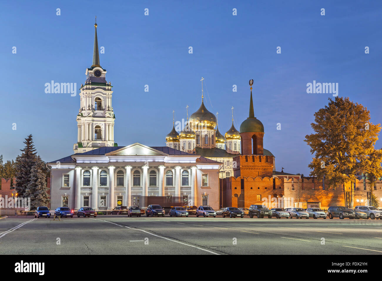 Kuppeln der Himmelfahrts-Kathedrale, Kreml-Mauer und historische