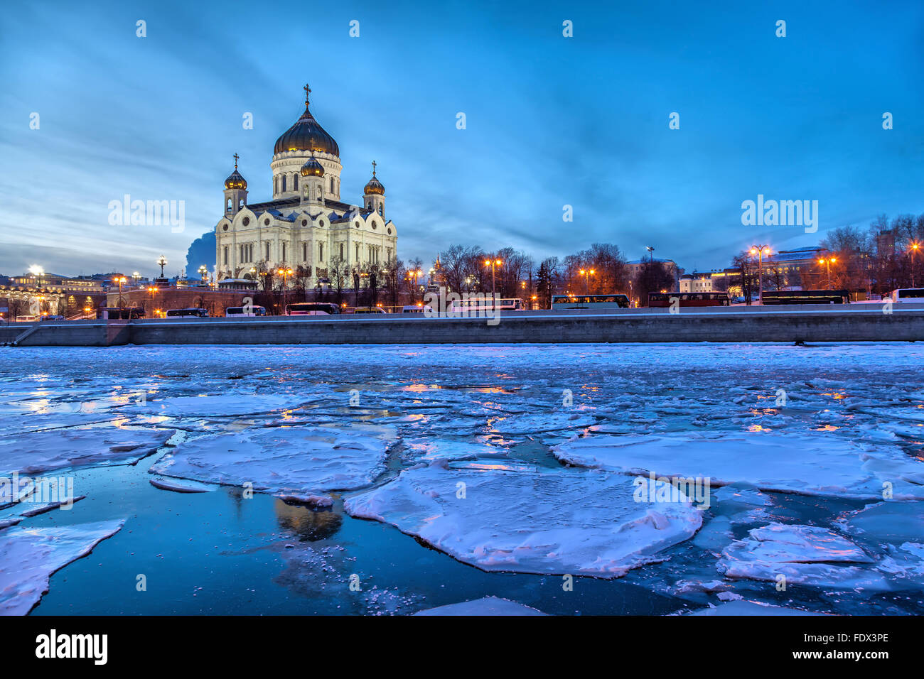 Scholle auf der Moskwa mit Christ-Erlöser-Kathedrale im Hintergrund an einem Winterabend, Moskau, Russland Stockfoto