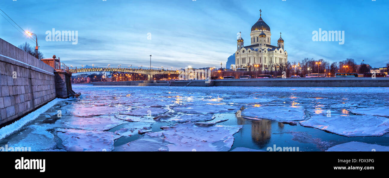 Panorama-Bild der Moskwa-Fluss in der Nähe von Christus dem Erlöser-Tempel mit Eisscholle in der Winterabend, Moskau, Russland Stockfoto