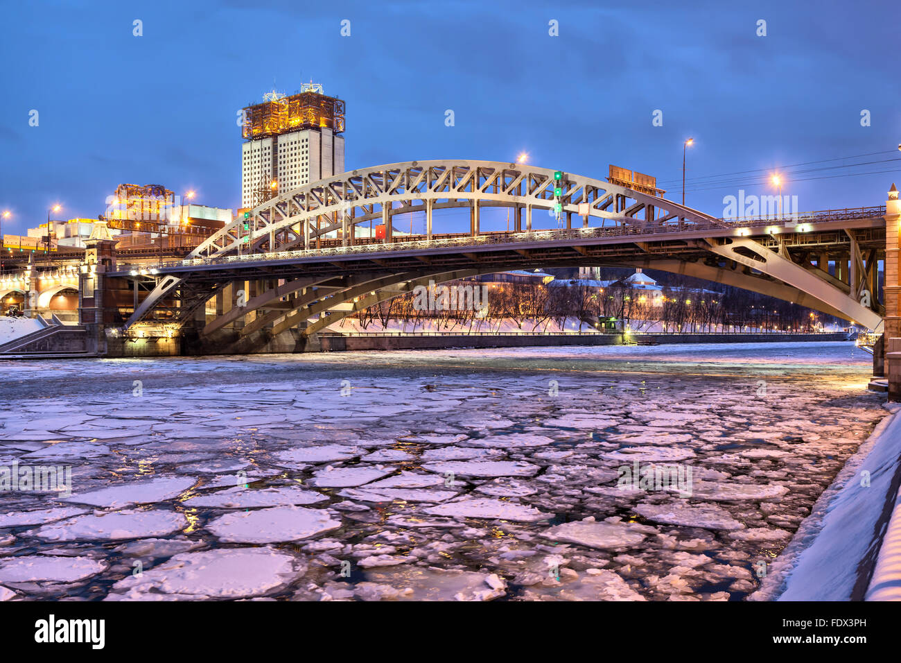 Andrejewski Eisenbahnbrücke über Moskau Fluss und Gebäude des Science Academy in den Abend, Moskau, Russland Stockfoto