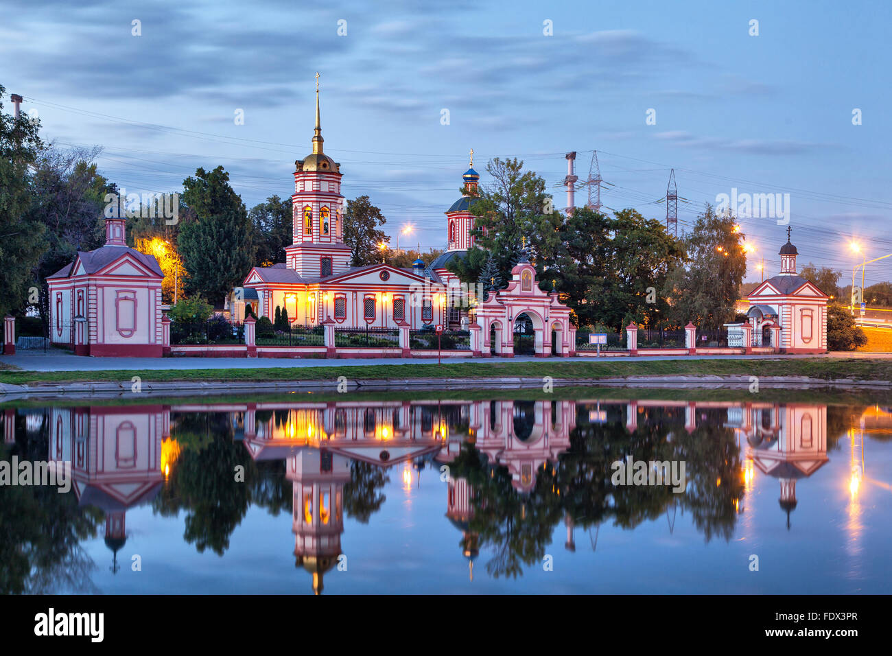 Historische Altufevo Estate Reflexion im Wasser am Abend, Moskau, Russland Stockfoto