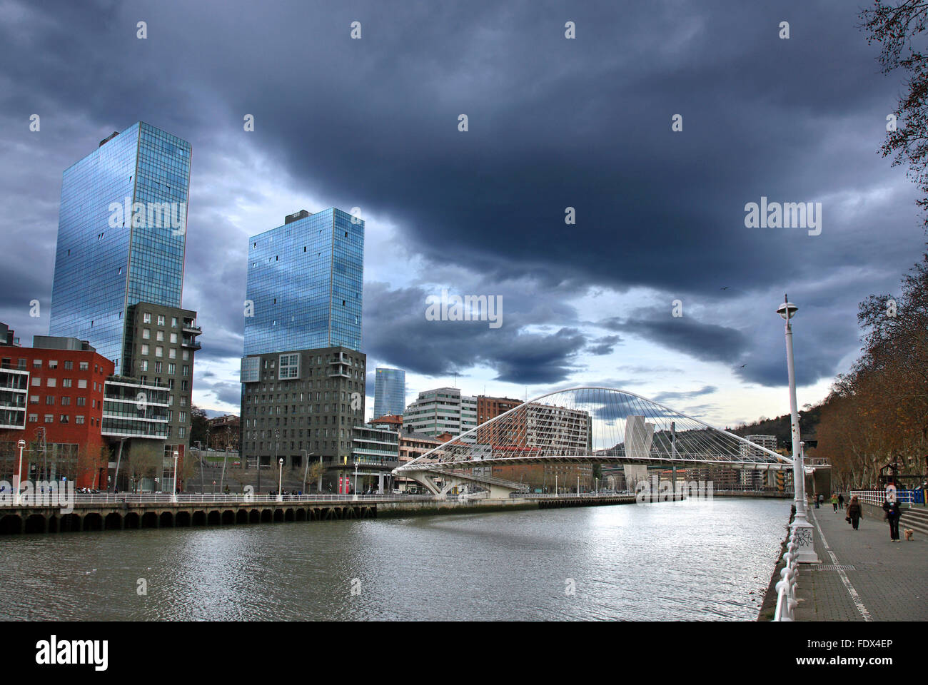 Die Zubizuri (Baskisch für "weiße Brücke"), über den Fluss Nervion in Bilbao, Spanien. Stockfoto