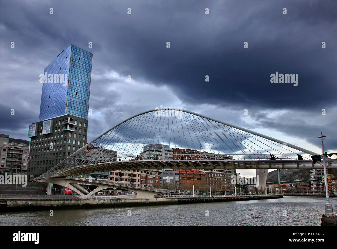 Die Zubizuri (Baskisch für "weiße Brücke"), über den Fluss Nervion in Bilbao, Spanien. Stockfoto