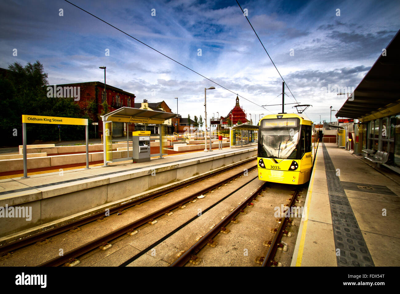 Straßenbahn, die Ankunft am Bahnhof Kings Street, Oldham, Lancashire, UK Stockfoto