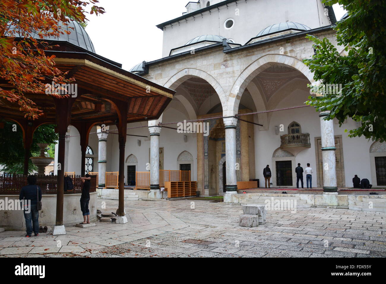 Der Hof außerhalb der Gazi Husrev bittet Moschee in Sarajevo, Bosnien und Herzegowina. Stockfoto
