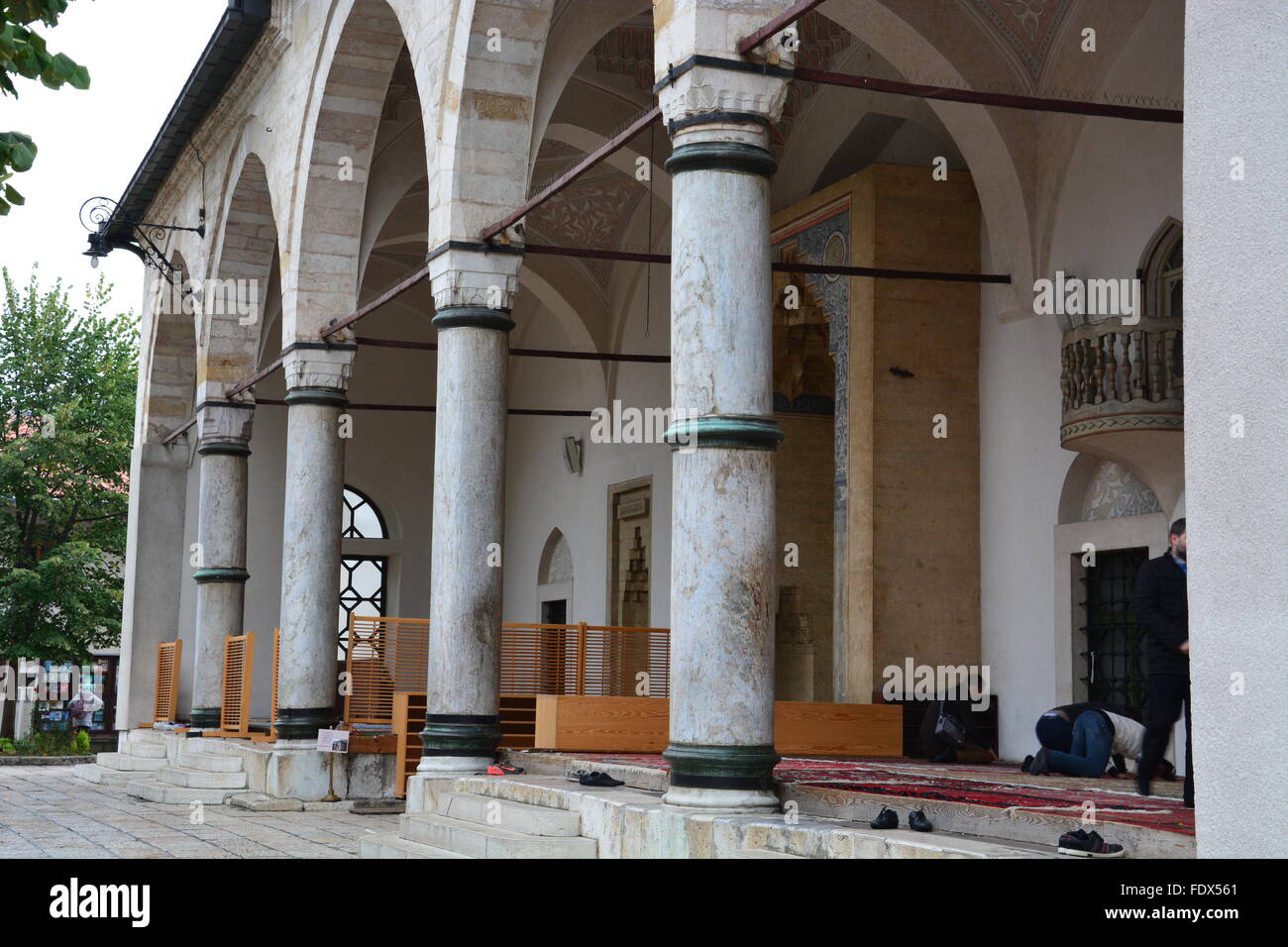 Die wichtigsten Bögen außerhalb der Gazi Husrev bittet Moschee in Sarajevo, Bosnien und Herzegowina. Stockfoto