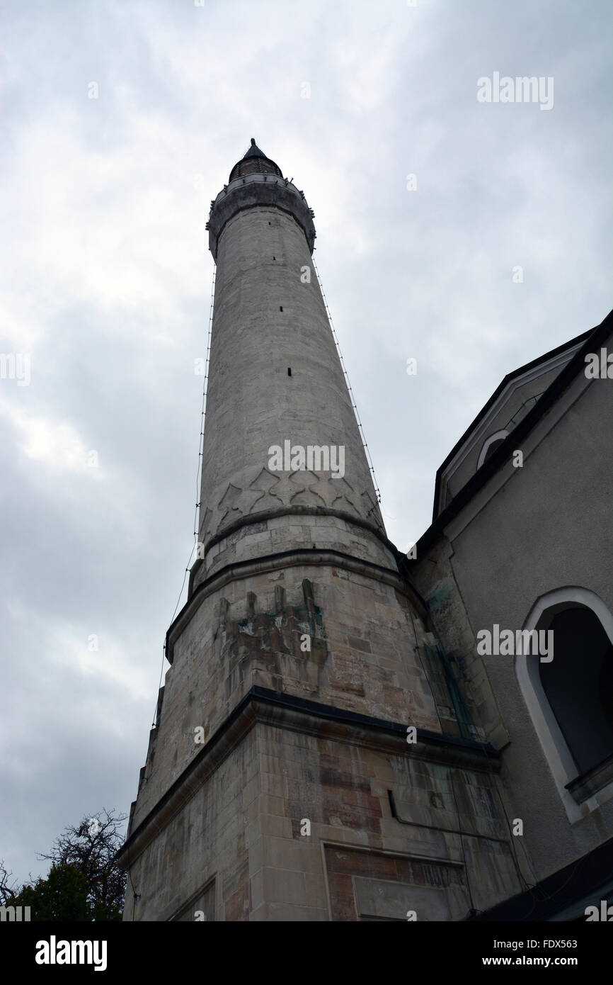 Das Minarett an der Gazi Husrev bittet Moschee in Sarajevo, Bosnien und Herzegowina. Stockfoto