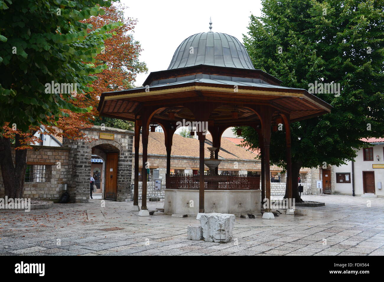 Die Shadirwan oder Brunnen im Innenhof der Gazi Husrev bittet Moschee in Sarajevo, Bosnien und Herzegowina. Stockfoto