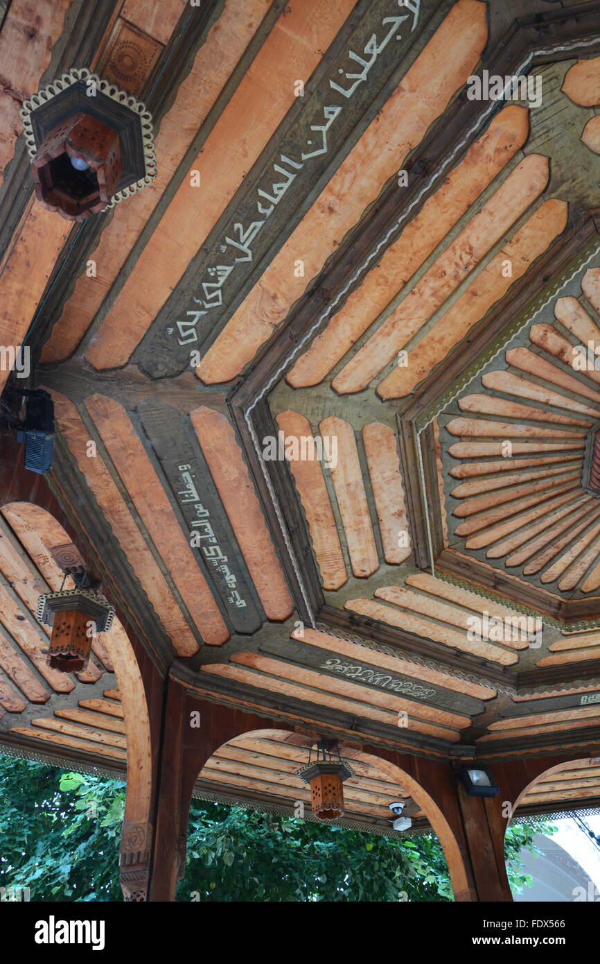 Eingeschrieben, Decke, Shadirwan oder Brunnen am Gazi Husrev bittet Moschee in Sarajevo, Bosnien und Herzegowina. Stockfoto
