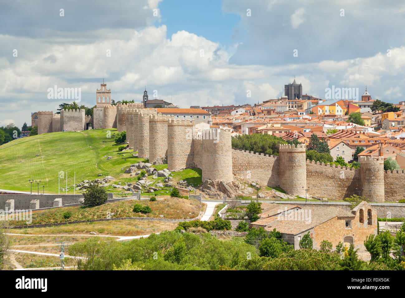 Historischen Hauptmerkmal der Stadt Avila - Mediewal Wände, abgeschlossen zwischen dem 11. und 14. Jahrhundert Stockfoto