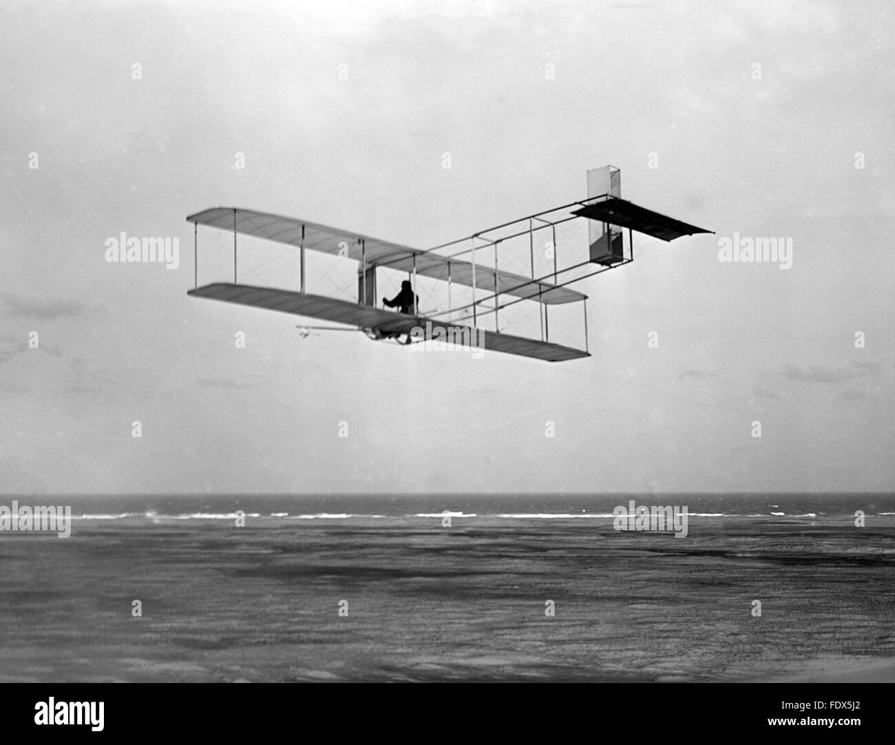 Gebrüder Wright gebaut Gleitschirm im Flug in Kitty Hawk, North Carolina. Datum unbekannt, aber möglicherweise c.1911 Stockfoto