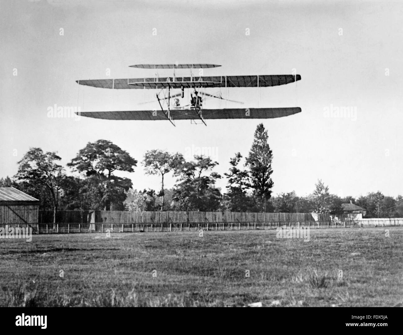 Einen frühen Flug der Wright Flyer, wahrscheinlich die Flyer III, erbaut durch die Gebrüder Wright. Datum der Foto unbekannt. Original in der Bibliothek des Kongresses Drucke und Fotografien Archiv. Stockfoto